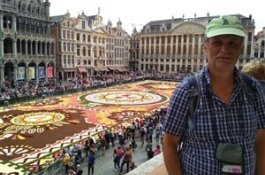 Belgický květinový koberec na náměstí z balkónu - Belgie